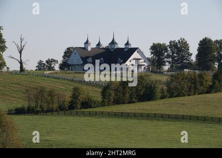 Blick auf die historische Scheune von Manchester an einem sonnigen Tag in Lexington Kentucky Stockfoto