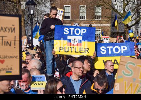 London, Großbritannien. 26.. Februar 2022. Tausende von Menschen versammelten sich in Whitehall, um gegen die russische Invasion in der Ukraine zu protestieren und riefen die britische Regierung und die NATO dazu auf, der Ukraine zu helfen. Kredit: Vuk Valcic/Alamy Live Nachrichten Stockfoto