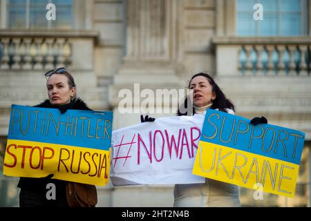 London, Großbritannien. 26. Februar 2022. Frauen mit Schildern während eines Protestes vor der Downing Street, wo sich große Menschenmengen in Whitehall versammelt haben. Russlands Invasion der Ukraine in Kiew, der Hauptstadt, und anderen Teilen des Landes geht weiter. Kredit: Stephen Chung / Alamy Live Nachrichten Stockfoto