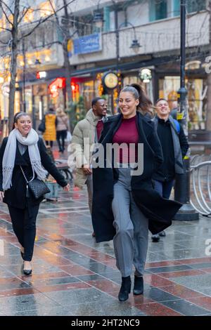 Eine Gruppe von multirassischen Geschäftsleuten geht und lächelt Stockfoto