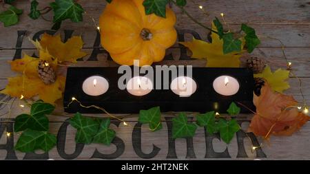 Halloween-Kürbis mit Kerzenständer Stockfoto