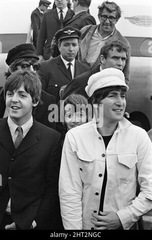 Die Beatles kehren am Sonntag, den 4.. Juli 1965, von Spanien, vom Flughafen London Heathrow nach England zurück. Mal Evans ist oben rechts (Mal war der Beatles Driver - hier groß mit Brille, lässigem Hemd, Schultertasche der Jacke. Er steht hinter dem Airline-Beamten, der selbst hinter dem Beatles-Road-Manager Neil Aspinall steht. Neil ist selbst rechts auf den Stufen positioniert, hinter Ringo und John Lennon) Aufnahme vom 4.. Juli 1965 Stockfoto