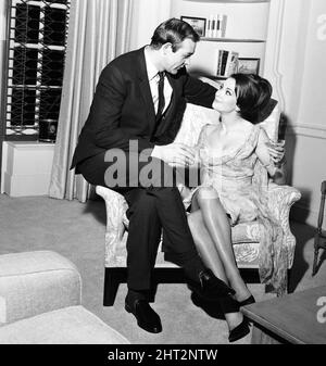 Die Parisienne-Schauspielerin Claudine Auger, die im James Bond-Film Thunderball Domino spielen wird, wurde hier mit Sean Connery während eines Interviews mit dem Daily Mirror-Showbusiness-Reporter Donald Zec gesehen. 17.. Februar 1965 Stockfoto