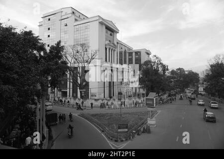 Graustufenaufnahme mit mittelgeschossenen Gebäuden und Verkehr auf den Straßen der New Road von Kathmandu Stockfoto