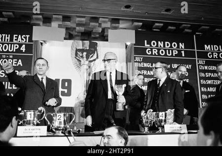 Die Auslosung für das letzte Turnier der Weltmeisterschaft 1966, das im Royal Garden Hotel in London stattfand. FIFA-Präsident Sir Stanley Rous hält bei der Auslosung die Trophäe „Jules Rimet“. 6.. Januar 1966. Stockfoto