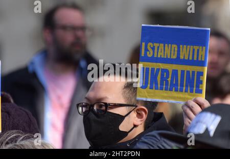 Szenen aus den Protesten gegen die russische Invasion der Ukraine in London am 26 2022. Februar, bei denen sich Tausende aus Solidarität mit der Ukraine herausstellten Stockfoto