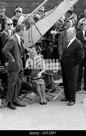 Prinzessin Margaret und Lord Snowdon am Drehort in Hollywood mit Paul Newman und Alfred Hitchcock beim Dreh seines neuesten Films „Torn Curtain“. 10.. November 1965. Stockfoto