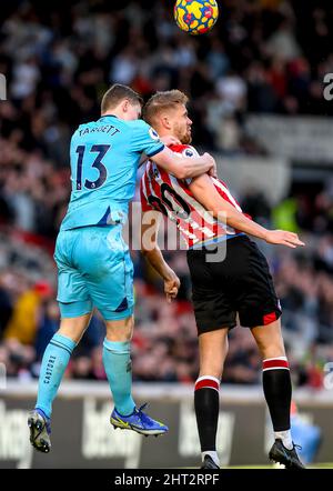 London, Großbritannien. 26.. Februar 2022. Matt Targett von Newcastle United und Kristoffer Ajer von Brentford FC fordern am 26. Februar 2022 beim Premier League-Spiel zwischen Brentford und Newcastle United im Brentford Community Stadium, London, England, heraus. Foto von Phil Hutchinson. Nur zur redaktionellen Verwendung, Lizenz für kommerzielle Nutzung erforderlich. Keine Verwendung bei Wetten, Spielen oder Veröffentlichungen einzelner Clubs/Vereine/Spieler. Kredit: UK Sports Pics Ltd/Alamy Live Nachrichten Stockfoto