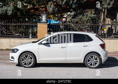 Side, Türkei – 02 2022. Februar: Der silberne Volkswagen Polo steht an einem warmen Sommertag auf der Straße gegen den Park Stockfoto