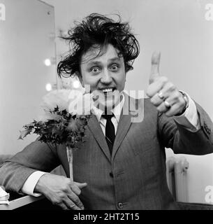 Der Komiker und Sänger Ken Dodd wurde für eine neue Serie von Londoner Palladium-Shows zu einer Rekordgebühr unterzeichnet, die im Sommer 1967 beginnen soll. Ken wird in den BBC Radio Studios in der Lower Regent Street abgebildet, nachdem er eine Show für BBC Radio aufgenommen hat, die im Januar erscheinen wird. 18.. Dezember 1966. Stockfoto