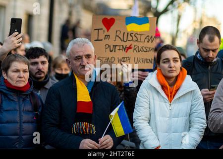 London, Großbritannien. 26. Februar 2022. Ukrainer und Anhänger der Ukraine während eines Protestes vor der Downing Street, wo sich große Menschenmengen in Whitehall versammelt haben. Russlands Invasion der Ukraine in Kiew, der Hauptstadt, und anderen Teilen des Landes geht weiter. Kredit: Stephen Chung / Alamy Live Nachrichten Stockfoto