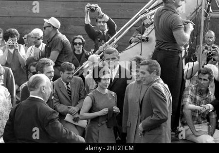 Prinzessin Margaret und Lord Snowdon am Drehort in Hollywood mit Paul Newman und Alfred Hitchcock beim Dreh seines neuesten Films „Torn Curtain“. 10.. November 1965. Stockfoto