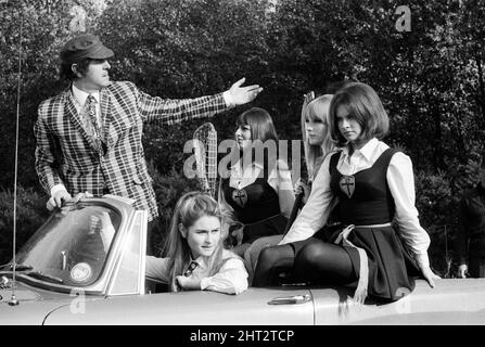 Die Dreharbeiten zu „The Great St Trinian's Train Robbery“ mit Portland Mason (James Masons Tochter) und George Cole als „Flash“ Harry. Vor Ort im Longmoor Army Camp, in der Nähe von Liss, Hampshire. 17.. Oktober 1965.die Dreharbeiten zu 'The Great St Trinian's Train Robbery' mit Portland Mason (James Masons Tochter) und George Cole als 'Flash' Harry. Vor Ort im Longmoor Army Camp, in der Nähe von Liss, Hampshire. 17.. Oktober 1965. Stockfoto