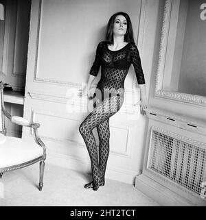 Die Parisienne-Schauspielerin Claudine Auger, die Domino im James Bond-Film Thunderball spielen wird, der hier während eines Interviews mit dem Daily Mirror-Showbusiness-Reporter Donald Zec zu sehen ist. 17.. Februar 1965 Stockfoto