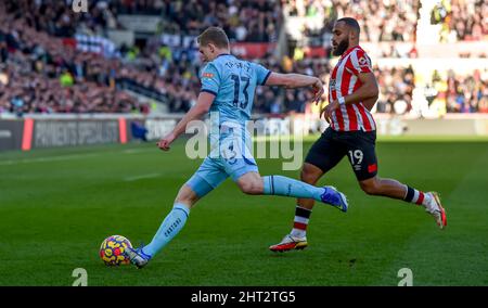 London, Großbritannien. 26.. Februar 2022. Matt Targett von Newcastle United bereitet sich darauf vor, den Ball während des Premier League-Spiels zwischen Brentford und Newcastle United am 26. Februar 2022 im Brentford Community Stadium, London, England, zu räumen. Foto von Phil Hutchinson. Nur zur redaktionellen Verwendung, Lizenz für kommerzielle Nutzung erforderlich. Keine Verwendung bei Wetten, Spielen oder Veröffentlichungen einzelner Clubs/Vereine/Spieler. Kredit: UK Sports Pics Ltd/Alamy Live Nachrichten Stockfoto