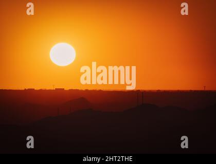 Ein Februar-Sonnenuntergang über New Mexico vom Scenic Drive auf den Franklin Mountains von El Paso in Texas. Stockfoto