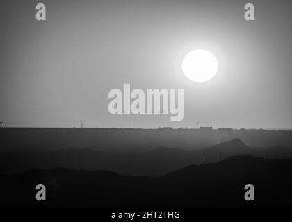 Ein Februar-Sonnenuntergang über New Mexico vom Scenic Drive auf den Franklin Mountains von El Paso in Texas. Stockfoto