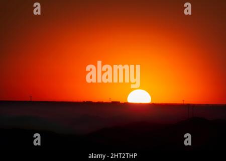 Ein Februar-Sonnenuntergang über New Mexico vom Scenic Drive auf den Franklin Mountains von El Paso in Texas. Stockfoto