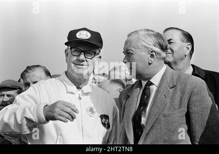 1965 USA Ryder Cup Team, beim Royal Birkdale Golf Club in Southport, 9.. Oktober 1965. Die Spiele des Ryder Cup 16. fanden vom 7.. Bis 9.. Oktober 1965 statt. Auf dem Bild, der nicht spielende US-Teamkapitän Byron Nelson, mit dem britischen Premierminister Harold Wilson. Die USA gewannen den Wettbewerb mit 19,5 bis 12,5 Punkten. Stockfoto