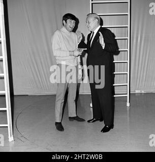 Komiker Jimmy Tarbuck mit George Raft im Palladium. 31.. Oktober 1965. Stockfoto