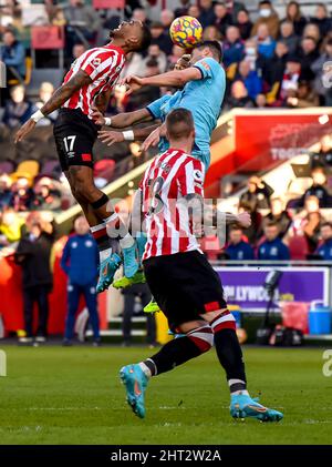 London, Großbritannien. 26.. Februar 2022. Ivan Toney vom FC Brentford steigt während des Premier League-Spiels zwischen Brentford und Newcastle United am 26. Februar 2022 im Brentford Community Stadium, London, England, an die Spitze. Foto von Phil Hutchinson. Nur zur redaktionellen Verwendung, Lizenz für kommerzielle Nutzung erforderlich. Keine Verwendung bei Wetten, Spielen oder Veröffentlichungen einzelner Clubs/Vereine/Spieler. Kredit: UK Sports Pics Ltd/Alamy Live Nachrichten Stockfoto