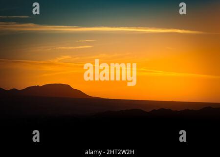 Ein Februar-Sonnenuntergang über New Mexico vom Scenic Drive auf den Franklin Mountains von El Paso in Texas. Stockfoto