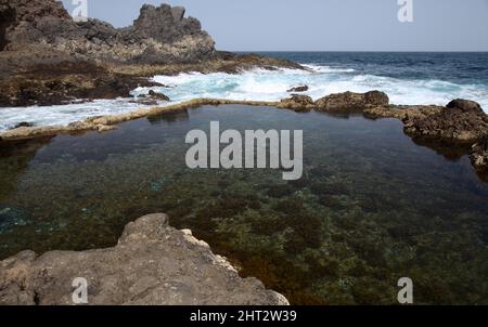 Nördlich von Gran Canaria, Felsenpools und natürliche Schwimmbäder rund um Barranquillo El Vino Weiler Stockfoto