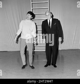 Komiker Jimmy Tarbuck mit George Raft im Palladium. 31.. Oktober 1965. Stockfoto