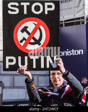 London UK 26 February 2022 Whitehall wurde von blauen und gelben Fahnen der Ukrainer überflutet und rief Stop Putin Stop the war und UK Help US. Paul Quezada-Neiman/Alamy Live News Stockfoto