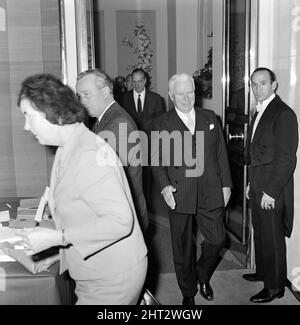 Charlie Chaplin bei einer Pressekonferenz im Savoy Hotel, London, wo er Details seines ersten Films seit neun Jahren diskutieren wird. Er führt Regie und Sophia Loren ist in dem Film „Eine Gräfin aus Hongkong“ zu sehen. 1.. November 1965. Stockfoto