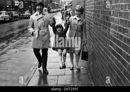 Jimmy Tarbuck in Great Yarmouth mit seiner Frau Pauline und ihrer Tochter Cheryl, 5. Jimmy wusste mit 4pm nicht sicher, ob er den Palladium-Job bekommen würde. Er ging auf die andere Straßenseite vom Bungalow, in dem er sich aufhielt, um seinen Manager vom Dorflebensmittelladen anzurufen. 22.. September 1965. Stockfoto