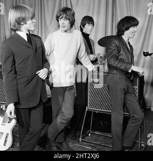 Die Rolling Stones treten im ABC Theatre, Belfast, auf.Zurück von links nach rechts: Brian Jones, Mick Jagger, keith Richards und Bill Wyman. 6.. Januar 1965. Stockfoto