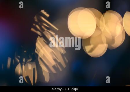 Abstrakter Hintergrund von orangefarbenen, verschwommenen Bokeh-Lichtern Stockfoto