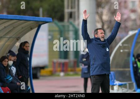 Neapel, Italien. 26.. Februar 2022. Der zweite Trainer Roberto Castorina während des italienischen Serie A Women 2021/2022-Matches zwischen Napoli Femminile und Hellas Verona Women am 26. Februar 2022 im Stadion Giuseppe Piccolo in Cercola Italien Credit: Independent Photo Agency/Alamy Live News Stockfoto