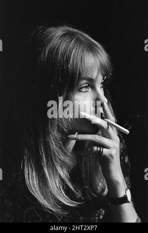 Jean Shrimpton, Model und Schauspieler, abgebildet während der Presseankündigung von 'Privilege', einem Film aus dem Jahr 1967, spielt Jean zusammen mit dem Ex-Manfred-man-Sänger Paul Jones. Die Geschichte wird als erzählter Dokumentarfilm präsentiert, der in einem demnächst erscheinenden englischen Film aus dem Jahr 1970s gedreht wird und den desillusionierten Popsänger Steven Shorter (Paul Jones) betrifft, der die meistgeliebte Berühmtheit des Landes ist. Seine Bühnenshow beinhaltet, dass er mit Handschellen auf der Bühne in einer Gefängniszelle auftaucht und von der Polizei geschlagen wird, zum Entsetzen und zur Sympathie des Publikums. Es wird beschrieben, dass die beiden wichtigsten Parteien Englands eine Koalitionsregierung A gebildet haben Stockfoto