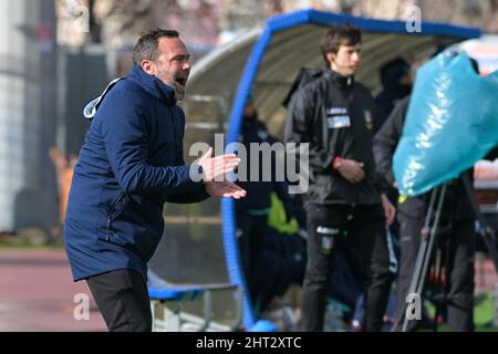 Neapel, Italien. 26.. Februar 2022. Der zweite Trainer Roberto Castorina während des italienischen Serie A Women 2021/2022-Matches zwischen Napoli Femminile und Hellas Verona Women am 26. Februar 2022 im Stadion Giuseppe Piccolo in Cercola Italien Credit: Independent Photo Agency/Alamy Live News Stockfoto