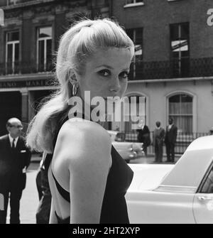 Catherine Deneuve, französische Schauspielerin und Star des britischen psychologischen Horrors Repulsion, die heute Abend im Rialto Cinema Premiere hat, posiert für Bilder in der Conduit Street, London, Donnerstag, 10.. Juni 1965. Catherine Deneuve kam heute am Flughafen London Heathrow an. Stockfoto