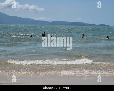 Florianopolis, Santa Catarina, Brasilien. 26.. Februar 2022. (INT) Bewegung der Badegäste am Strand von Daniela, an der Küste von Santa Catarina. 26. Februar 2022, Florianopois, Santa Catarina, Brasilien: Bewegung der Badegäste am Strand von Daniela, in Florianopolis, am Samstag des Karnevals und angenehme Temperaturen an der Küste von Santa Catarina. (Bild: © Leco Viana/TheNEWS2 über ZUMA Press Wire) Stockfoto