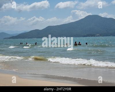 Florianopolis, Santa Catarina, Brasilien. 26.. Februar 2022. (INT) Bewegung der Badegäste am Strand von Daniela, an der Küste von Santa Catarina. 26. Februar 2022, Florianopois, Santa Catarina, Brasilien: Bewegung der Badegäste am Strand von Daniela, in Florianopolis, am Samstag des Karnevals und angenehme Temperaturen an der Küste von Santa Catarina. (Bild: © Leco Viana/TheNEWS2 über ZUMA Press Wire) Stockfoto