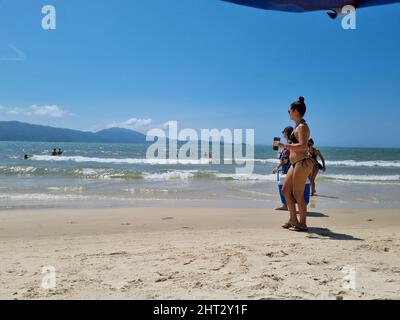 Florianopolis, Santa Catarina, Brasilien. 26.. Februar 2022. (INT) Bewegung der Badegäste am Strand von Daniela, an der Küste von Santa Catarina. 26. Februar 2022, Florianopois, Santa Catarina, Brasilien: Bewegung der Badegäste am Strand von Daniela, in Florianopolis, am Samstag des Karnevals und angenehme Temperaturen an der Küste von Santa Catarina. (Bild: © Leco Viana/TheNEWS2 über ZUMA Press Wire) Stockfoto