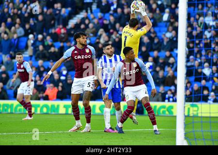 Brighton, Großbritannien. 26.. Februar 2022. Emiliano Martinez Torhüter von Aston Villa holt den Ball sicher während des Premier League-Spiels zwischen Brighton & Hove Albion und Aston Villa am 26. 2022. Februar im Amex in Brighton, England. (Foto von Jeff Mood/phcimages.com) Quelle: PHC Images/Alamy Live News Stockfoto