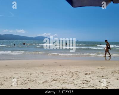 Florianopolis, Santa Catarina, Brasilien. 26.. Februar 2022. (INT) Bewegung der Badegäste am Strand von Daniela, an der Küste von Santa Catarina. 26. Februar 2022, Florianopois, Santa Catarina, Brasilien: Bewegung der Badegäste am Strand von Daniela, in Florianopolis, am Samstag des Karnevals und angenehme Temperaturen an der Küste von Santa Catarina. (Bild: © Leco Viana/TheNEWS2 über ZUMA Press Wire) Stockfoto