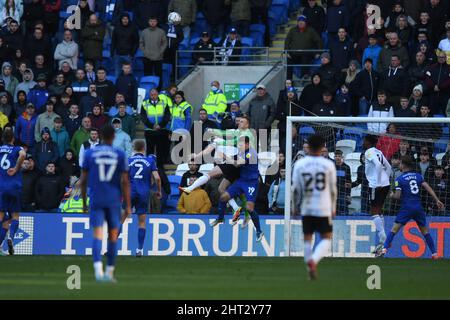 CARDIFF, GROSSBRITANNIEN. FEB 26. Torhüter Marek Rodak von Fulham schlägt den Ball am Samstag, den 26.. Februar 2022, während des Sky Bet Championship-Spiels zwischen Cardiff City und Fulham im Cardiff City Stadium, Cardiff, frei. (Kredit: Jeff Thomas | MI Nachrichten) Kredit: MI Nachrichten & Sport /Alamy Live Nachrichten Stockfoto