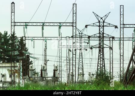 Elektrisches Umspannwerk einer vorstädtischen Wohnsiedlung. Stockfoto