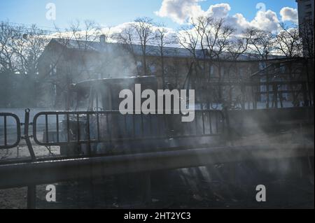 Kiew, Ukraine. 26.. Februar 2022. Die ukrainischen Streitkräfte, die Kiew verteidigten, zerstörten am 26. Februar 2022 in Kiew, Ukraine, in den frühen Morgenstunden des 26. 2022. Februar zwei angeblich von Russland besetzte Lastwagen, die große Mengen an Patronen transporteten. Die Munitionsmittel in den Fahrzeugen explodierten und verursachten Schäden in den umliegenden Gebäuden. (Foto von Justin Yau/Sipa USA) Quelle: SIPA USA/Alamy Live News Stockfoto