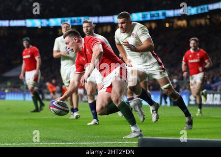 London, Großbritannien. 26.. Februar 2022. Josh Adams aus Wales punktet seine Teams mit 1. Versuchen. Guinness Six Nations Championship 2022 match, England gegen Wales im Twickenham Stadium in London am Samstag, 26.. Februar 2022. Bild von Andrew Orchard/Andrew Orchard Sports Photography/ Alamy Live News Credit: Andrew Orchard Sports Photography/Alamy Live News Stockfoto