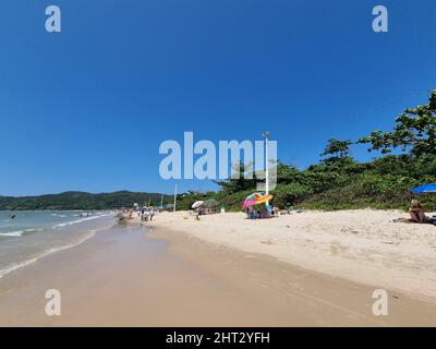 Florianopolis, Santa Catarina, Brasilien. 26.. Februar 2022. (INT) Bewegung der Badegäste am Strand von Daniela, an der Küste von Santa Catarina. 26. Februar 2022, Florianopois, Santa Catarina, Brasilien: Bewegung der Badegäste am Strand von Daniela, in Florianopolis, am Samstag des Karnevals und angenehme Temperaturen an der Küste von Santa Catarina. (Bild: © Leco Viana/TheNEWS2 über ZUMA Press Wire) Stockfoto