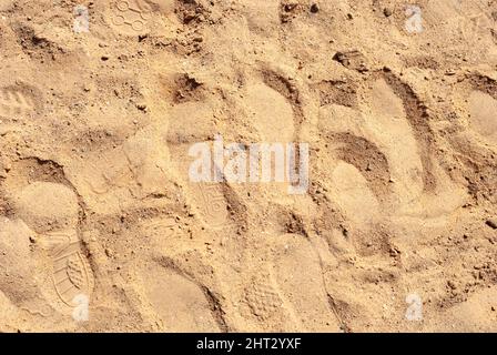 Fußabdrücke auf dem Strandsand, Hintergrundfoto Stockfoto