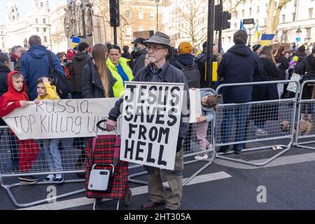 London, Großbritannien, 26.. Februar 2022, Anti-Kriegs-Demonstranten, die mit ukrainischen Fahnen drapiert waren, waren Teil von Hunderten, die sich in Whitehall bei einer Kundgebung und Demonstration versammelten Stockfoto