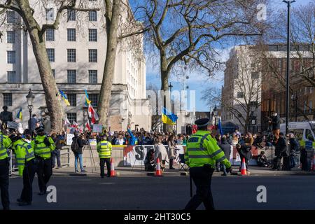 London, Großbritannien, 26.. Februar 2022, Anti-Kriegs-Demonstranten, die mit ukrainischen Fahnen drapiert waren, waren Teil von Hunderten, die sich in Whitehall bei einer Kundgebung und Demonstration versammelten Stockfoto